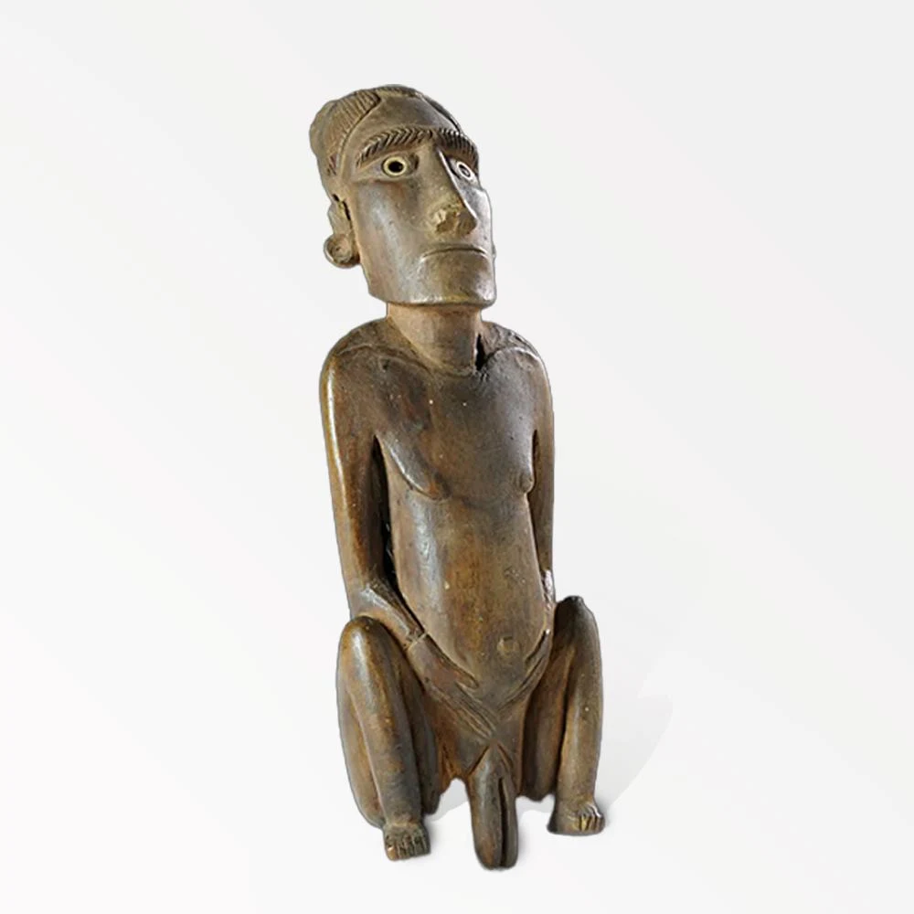 Escultura en madera, mujer con vulva alargada