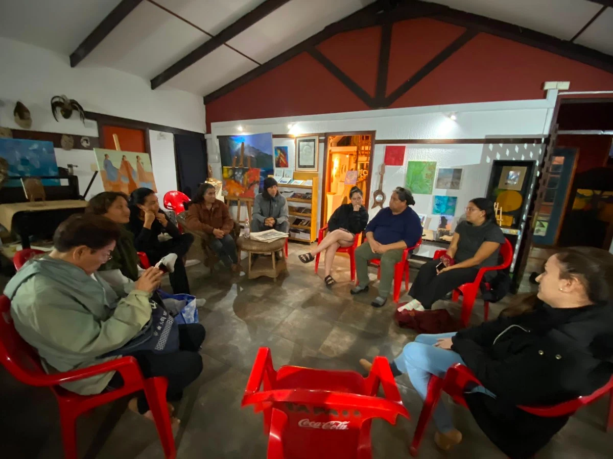 Participantes de un encuentro de MoSA sentados en círculo en Rapa Nui.