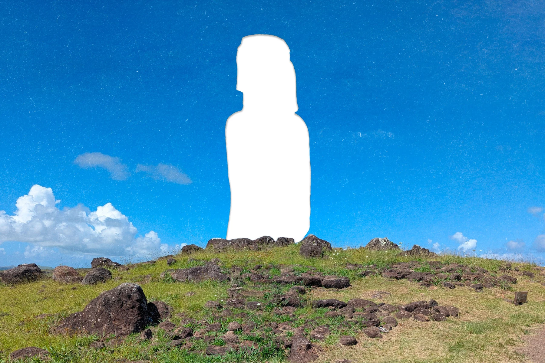 Paisaje de Rapa Nui con la silueta vacía de un moai: una ausencia en su territorio.